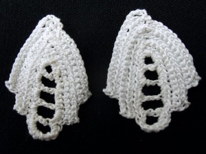 Here are a pair of leaves I worked in Aunt Lydia's size 20 crochet thread. These are practice pieces, but I intend to make a pair of earrings, possibly with beads along the center or at the tips of the leaves.